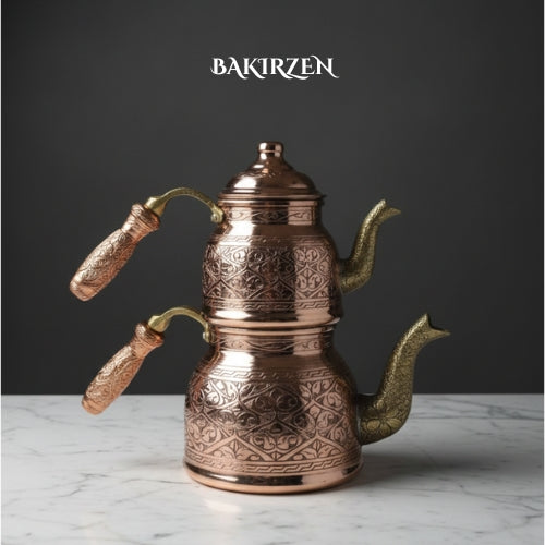 Aufwendig verzierte, kantige Kupfer-Teekanne
