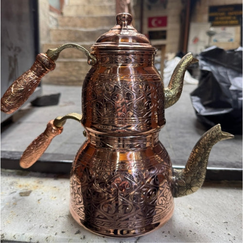 Aufwendig verzierte, kantige Kupfer-Teekanne
