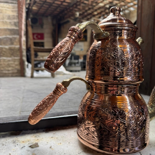 Aufwendig verzierte, kantige Kupfer-Teekanne