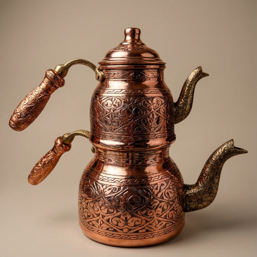 Aufwendig verzierte, kantige Kupfer-Teekanne