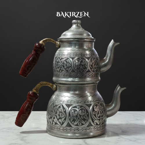 Aufwendig verzierte, kantige silberfarbene Kupfer-Teekanne