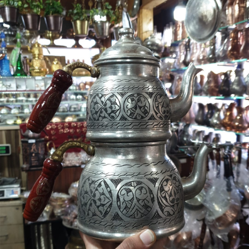 Aufwendig verzierte, kantige silberfarbene Kupfer-Teekanne